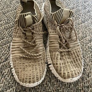 Knitted tennis shoes